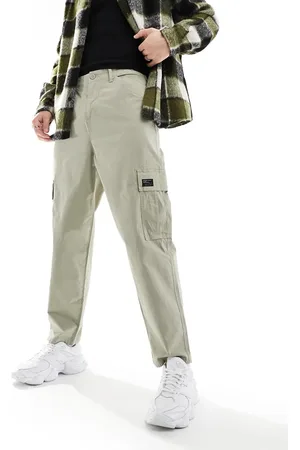 ASOS – Schmal zulaufende Oversize-Cargohose in Stein mit Aufnäher