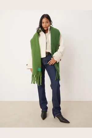 River Island – Flauschiger Schal in leuchtendem mit Farbverlauf