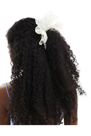 Monki – Scrunchie aus Häkelware und Spitze in Wollweiß