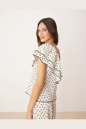 Y.A.S – Oberteil in Cremeweiß mit One-Shoulder-Träger, schwarzem Punktemuster und Rüschen, Kombiteil