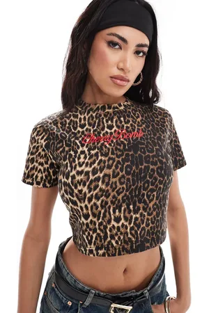 Kaiia – Knapp geschnittenes, kurzes T-Shirt mit Leopardenmuster und „Cherry Bomb“-Logo