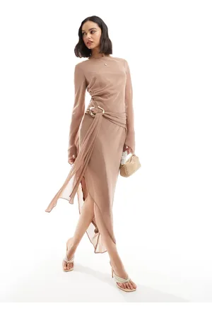 ASOS – Asymmetrisches Midikleid aus Chiffon in Nerzrosa mit Schlitzausschnitt und Gürteldetail in Liquid-Gold-Optik