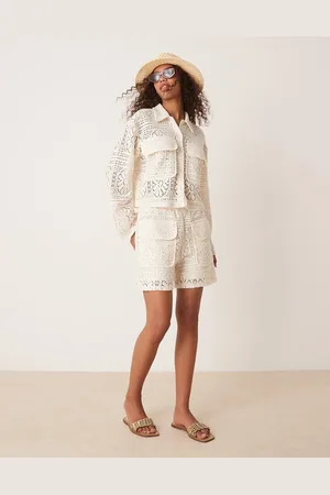 VILA – Kurze Hemdbluse aus floral gemustertem Häkelstoff in Birke-Creme im Utility-Stil, Kombiteil