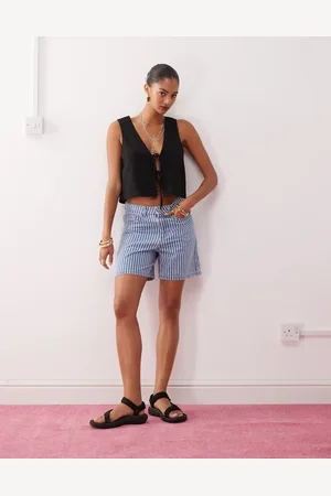 Noisy May – Gestreifte Loose Fit Jeans-Shorts in hellem Denim