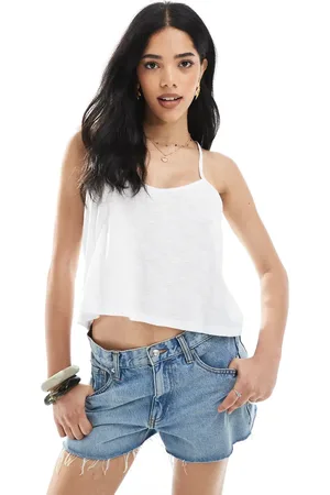 Miss Selfridge – Ausgestelltes Camisole-Top in mit Spitzenbahn am Rücken