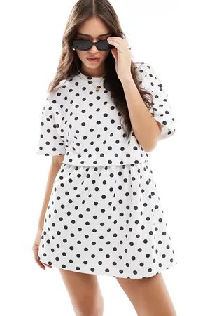 Miss Selfridge – Kurzärmliges, mehrlagiges Hängerkleid mit Punktemuster