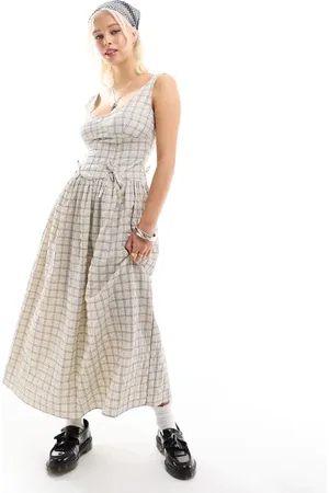 COLLUSION – Midi-Hängerkleid in kariertem Kamelbraun mit Bindedetail