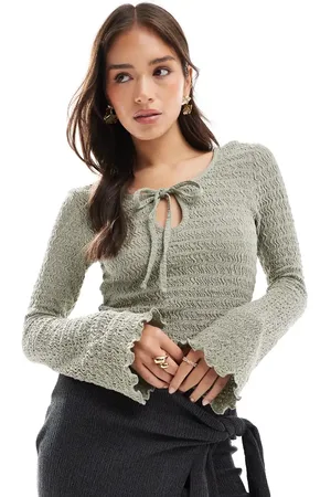 ASOS – Strukturiertes Oberteil in Khaki mit asymmetrischem Schnitt und Trompetenärmeln
