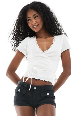 Monki – Superknapp sitzende Shorts in mit Taschendetail