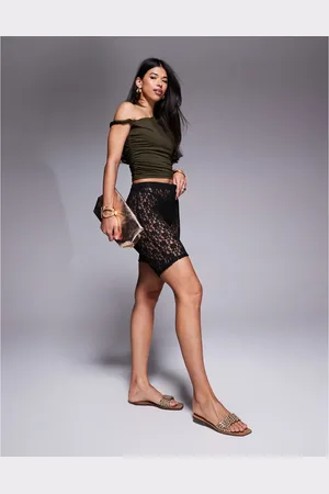 ASOS – Figurbetonte Shorts aus Spitze in