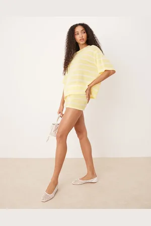 ASOS – Knapp geschnittene Shorts aus Strick in Gelb und Weiß gestreift, Kombiteil