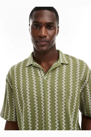 ASOS – Locker geschnittenes Polohemd mit Reverskragen und strukturiertem Zickzackmuster