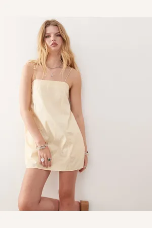Monki – Minikleid aus Baumwoll-Popeline in Buttergelb mit gebundenen Trägern