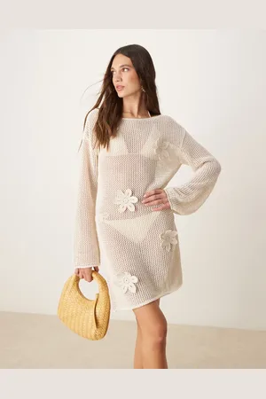 ASOS – Mini-Strandkleid aus Strick in Ecru mit 3D-Blumenverzierung