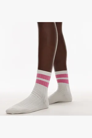 & OTHER STORIES – Gerippte Socken in mit kontrastierendem rosa Sockenbund