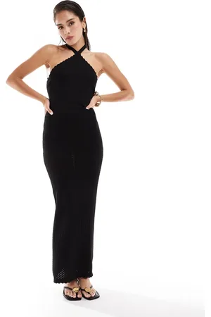Pretty Lavish – Wadenlanges Neckholder-Strickkleid in mit Bogenkante