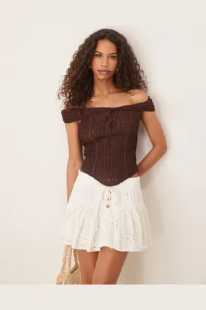 ASOS – Schulterfreies, kurzärmliges Oberteil aus strukturiertem Material in Schokobraun mit Bindedetail
