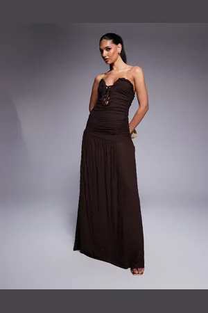 ASOS – Trägerloses Maxikleid in strukturiertem Schokobraun mit abgerundetem Saum und Schnürdetail