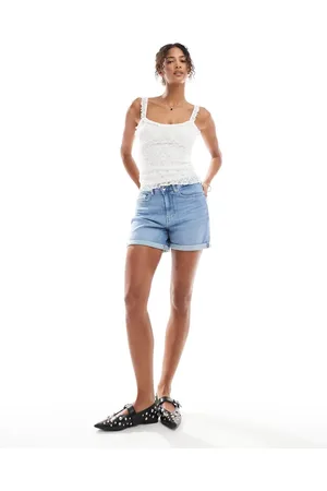 ONLY – Jeansshorts in hellblauer Waschung mit Stretchanteil und Umschlagsaum