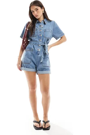 ASOS – Kastiger Playsuit in mittlerer Waschung mit Bindegürtel