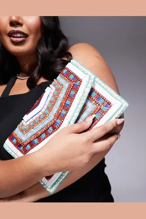 True Decadence – Mehrfarbige Clutch in Gold mit geometrischem Perlenbesatz