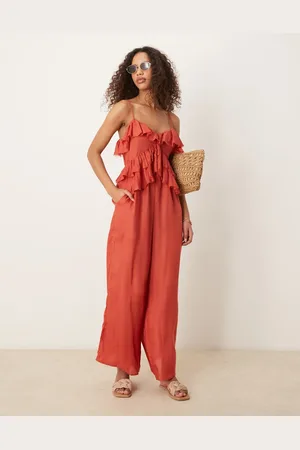 ASOS – Viskose-Jumpsuit in Rost mit Rüschen im Brustbereich und gesmokter Rückenpartie