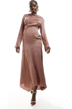 ASOS – Hochgeschlossenes Maxikleid aus Satin in Schokoladenbraun mit asymmetrischem Saum
