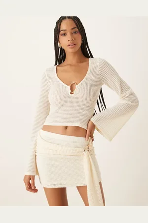 ASOS – Strukturiertes Oberteil in Creme mit V-Ausschnitt, ausgestellten Ärmeln und goldfarbenem Besatz, Kombiteil