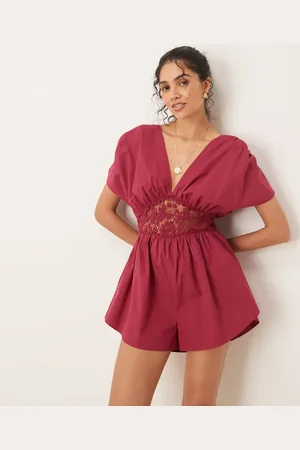 ASOS – Playsuit in Burgunderrot mit V-Ausschnitt und Spitzeneinsatz in der Taille