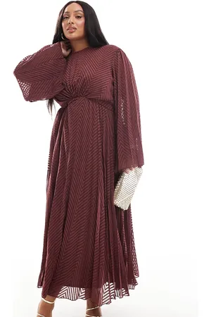ASOS ASOS DESIGN Curve – Plissiertes, hinten gebundenes Chiffon-Midikleid in Burgunderrot mit Trompetenärmeln und Zickzackstreifen