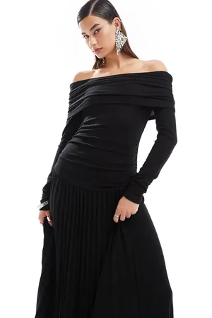 Lioness – Gerafftes, langärmliges, plissiertes Maxi-Strickkleid in mit Carmen-Ausschnitt und tiefer Taille