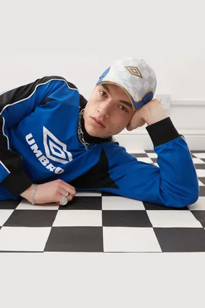 Umbro – Kappe in und Gold mit Logo und Bahnen-Design