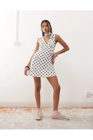 Reclaimed – Gepunktetes Minikleid mit V-Ausschnitt und Schaldetail
