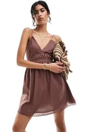 ASOS – Leicht genopptes Sommerkleid in Schokobraun mit Bindedesign am Rücken