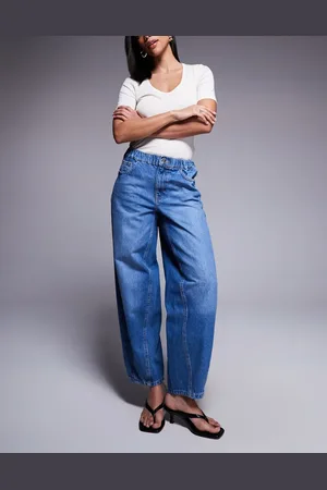 River Island – Barrel-Leg-Jeans in mittelblauer Waschung mit elastischem Bund