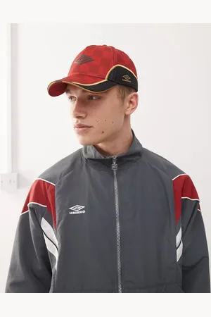 Umbro – Kappe in und Schwarz mit Logo und Bahnen-Design