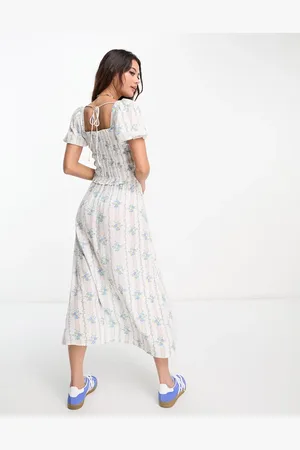 Miss Selfridge – Midikleid mit gerafftem Mieder in Blau mit Streublumenmuster