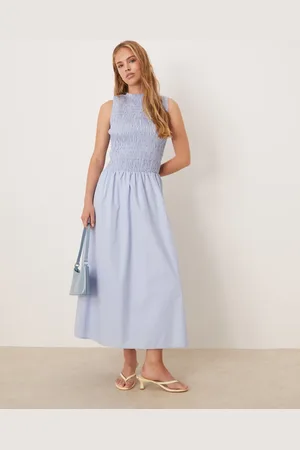 Kiss The Sky – Gesmoktes Midikleid in Himmelblau mit tiefer Taille