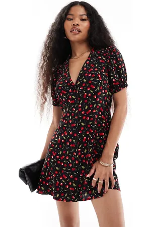 Miss Selfridge – Durchgeknöpftes Mini-Freizeitkleid mit Kirschen-Print