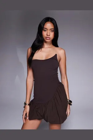 ASOS – Asymmetrisches, trägerloses Minikleid in aus Material Neoprenoptik in Schokobraun mit Ballonrock