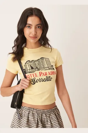 ASOS – Knapp geschnittenes T-Shirt in mit Hotel-Print