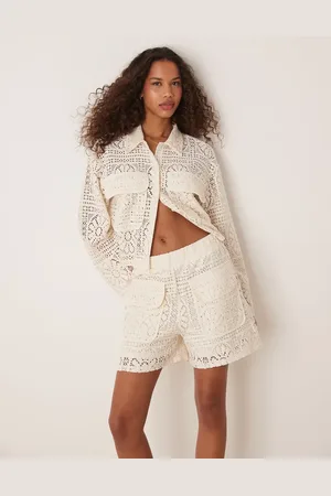 VILA – Shorts aus floral gemustertem Häkelstoff in Birke-Creme, Kombiteil