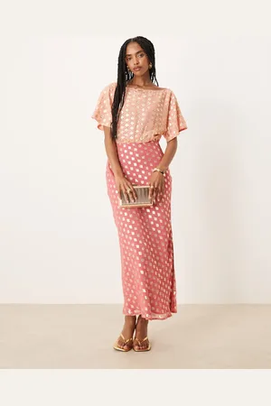 Never Fully Dressed – Tilly – Schulterfreies Metallic-Maxikleid in Kontrast