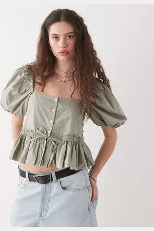 Monki – Bluse in Khaki im Milchmädchen-Stil mit Puffärmeln und Schößchen