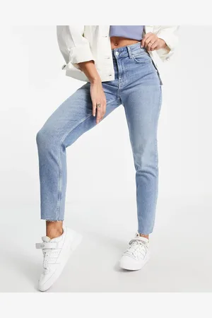 Pieces® – Luna – Jeans in hellblauer Waschung mit unversäubertem Saum und geradem Schnitt