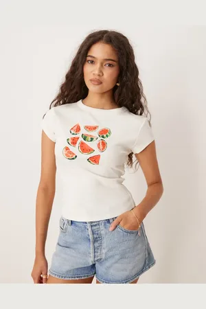 ASOS – Knapp geschnittenes T-Shirt in Cremeweiß mit Melonen-Print