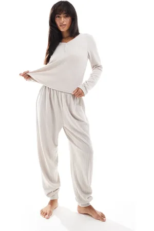 Loungeable – Geripptes, angerautes Set in Hellbeige mit Henleys-Oberteil und Jogginghose