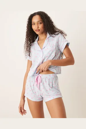 Boux Avenue – Modal-Set aus kurzärmligem Oberteil mit Reverskragen und Shorts in mit Erdbeer-Print