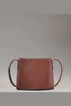 Calvin Klein Kleine Crossbody Bag aus Spazzolato-Leder