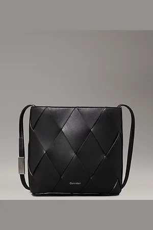 Calvin Klein Eckige, gewebte Crossbody Bag